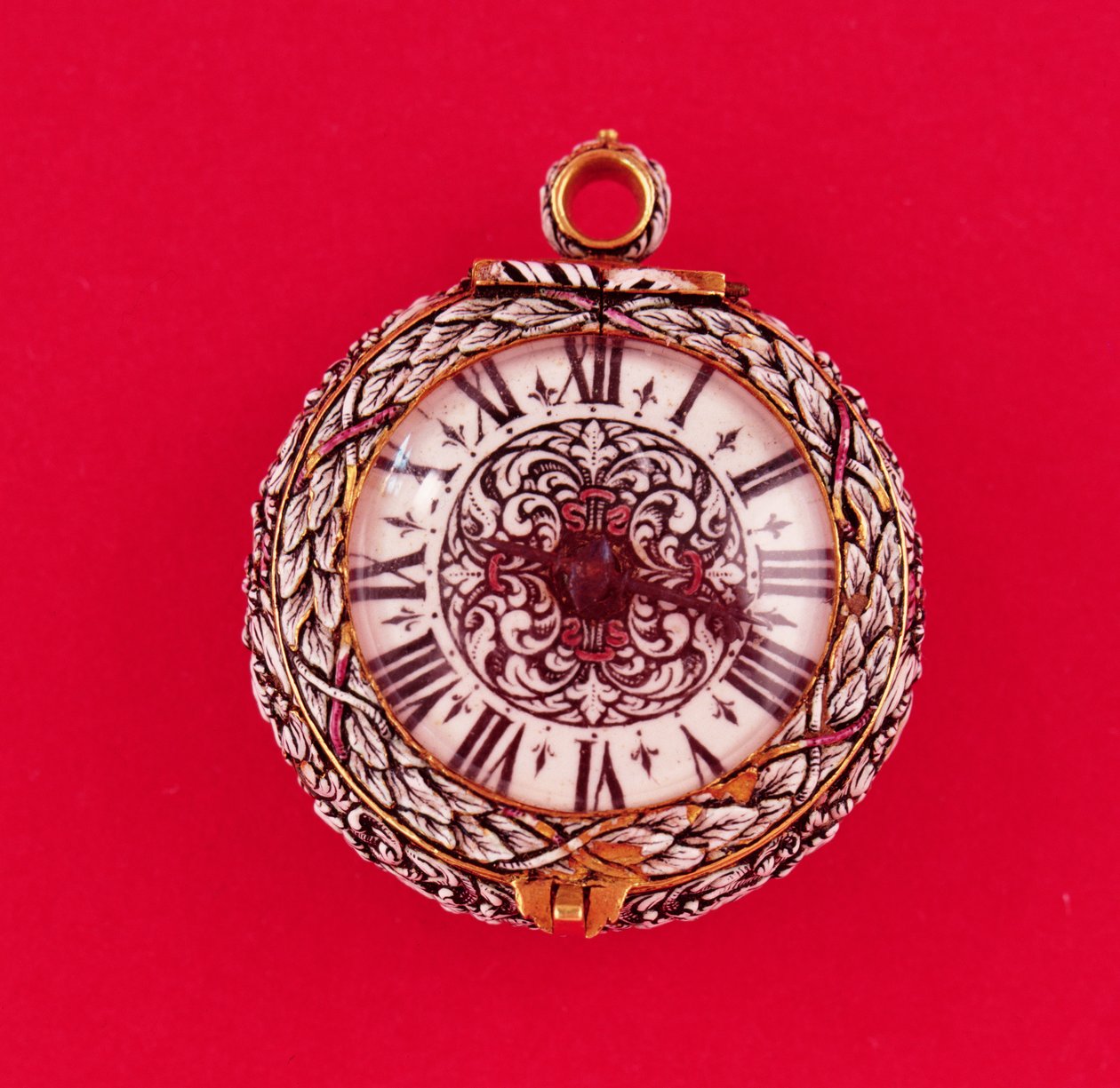 Beyaz çiçekler ve siyah işaretli yapraklar ile kabartma emaye altın kasalı Fransız cep saati, Goullons, yaklaşık 1650 (ayrıca bkz. 66858). by Unbekannt