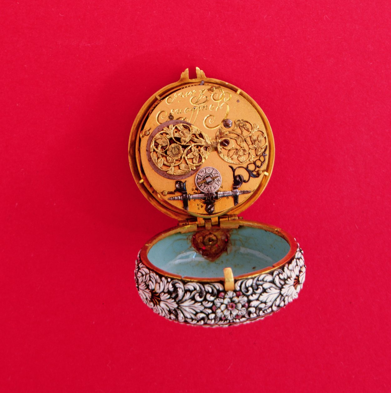 Beyaz çiçekler ve siyah işaretli yapraklar ile kabartmalı altın kasalı Fransız cep saati, Goullons, c.1650 (iç plakayı gösteriyor, ayrıca bkz. 66857) by Unbekannt