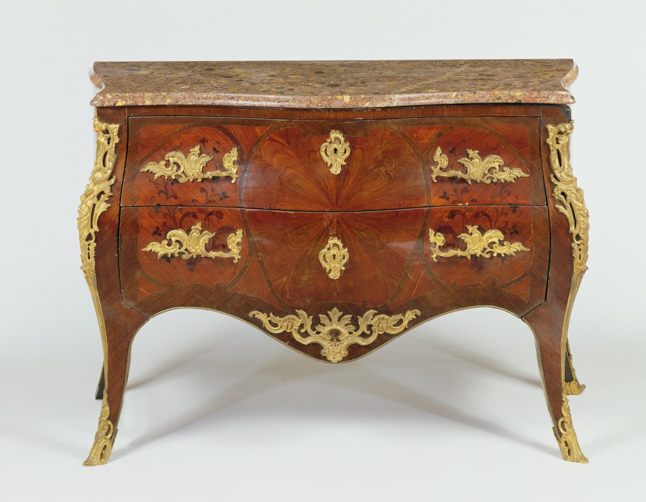 Fransız yaldızlı bronz askılı ve mermer tablalı serpantin klozet, c.1740 by Unbekannt