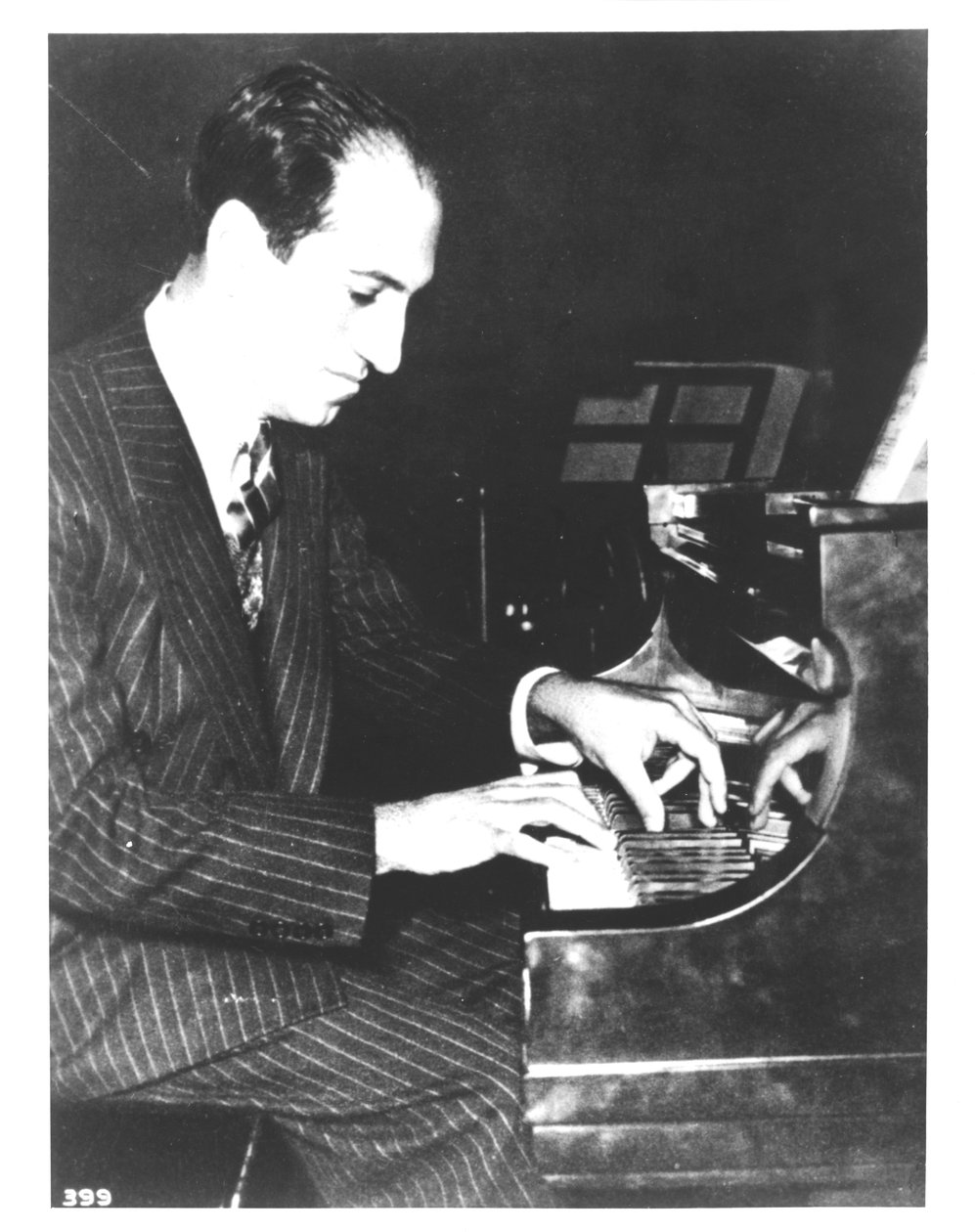 George Gershwin (1898-1937) Amerikalı besteci, piyano başında, 1935 dolayları (s/b fotoğraf) by Unbekannt