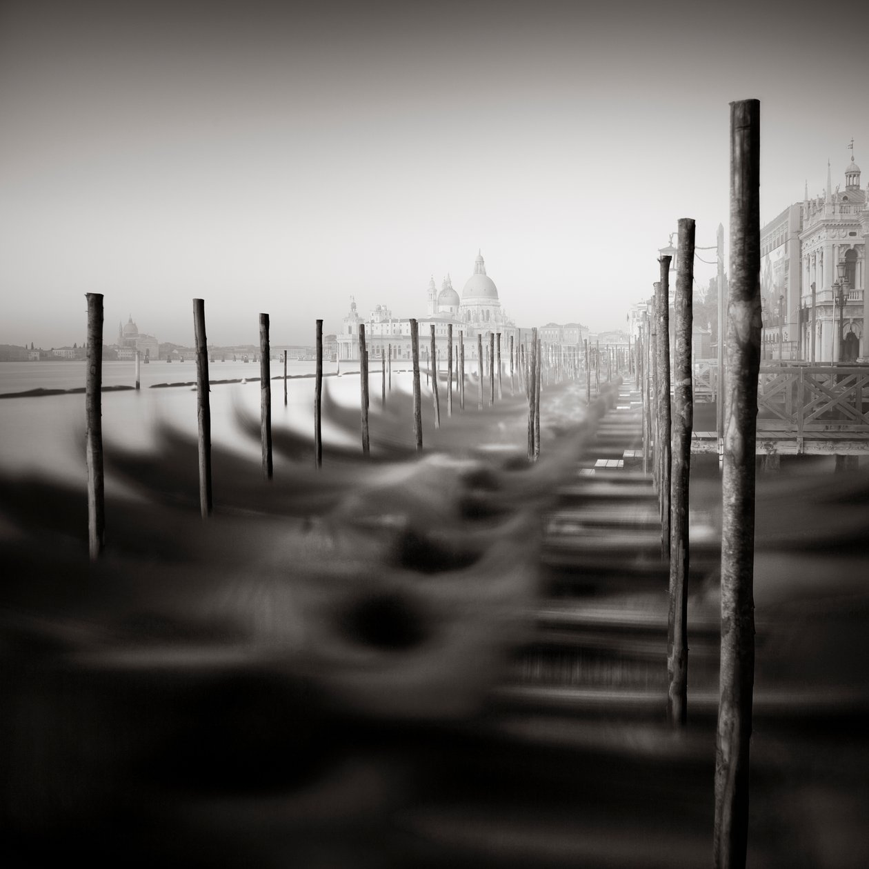 Gondol - Çalışma 8 Venedik, İtalya, 2013 (s/b fotoğraf) by Leopold Blonder