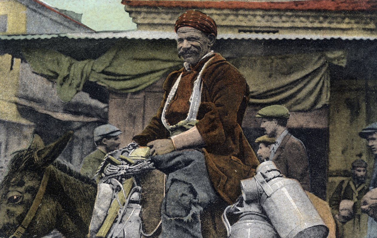 Yunanistan, Selanik (veya Selanik): gülümseyen adam yürüyüş meydanında bir eşeğe, teneke kutulara biniyor - Kartpostal 1914-1918 by Unbekannt
