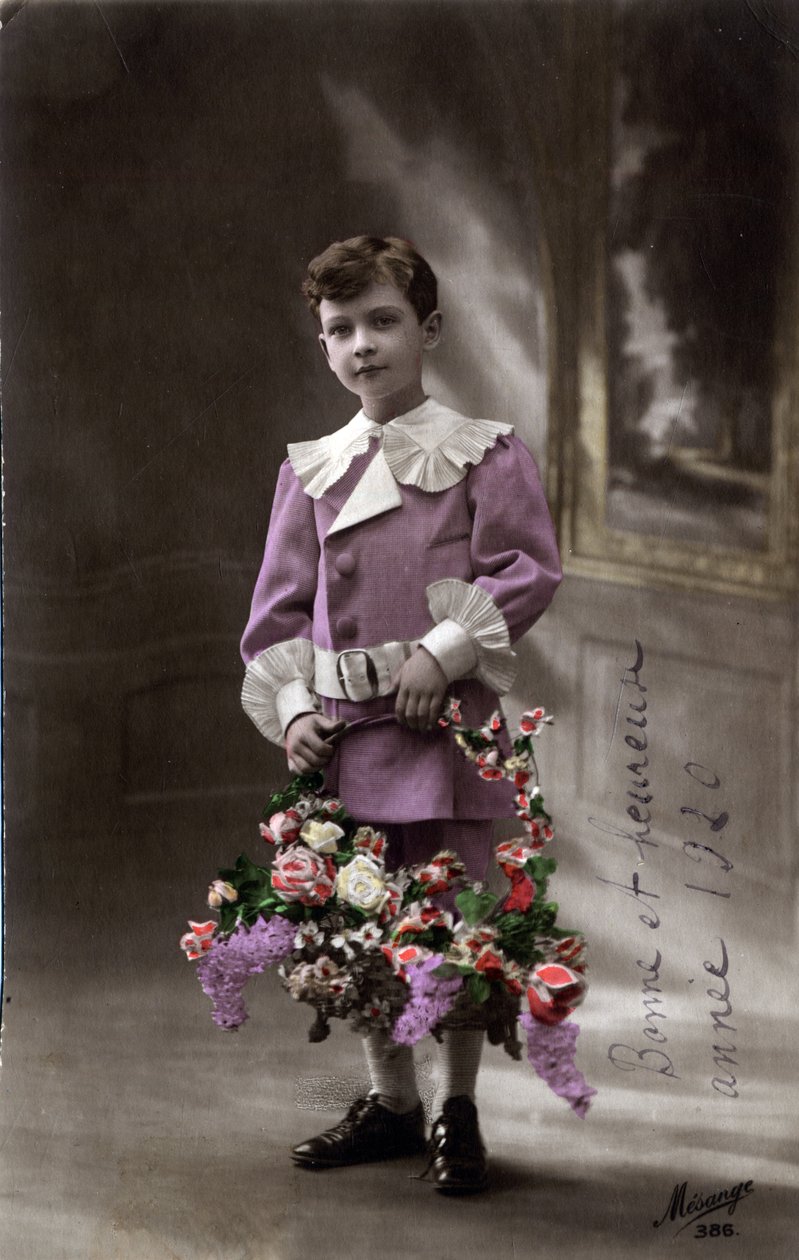 Yeni Yılınız Kutlu Olsun Tebrik Kartı: Çiçek Sepeti Tutan Bir Çocuk - 1920 tarihli kartpostal by Unbekannt