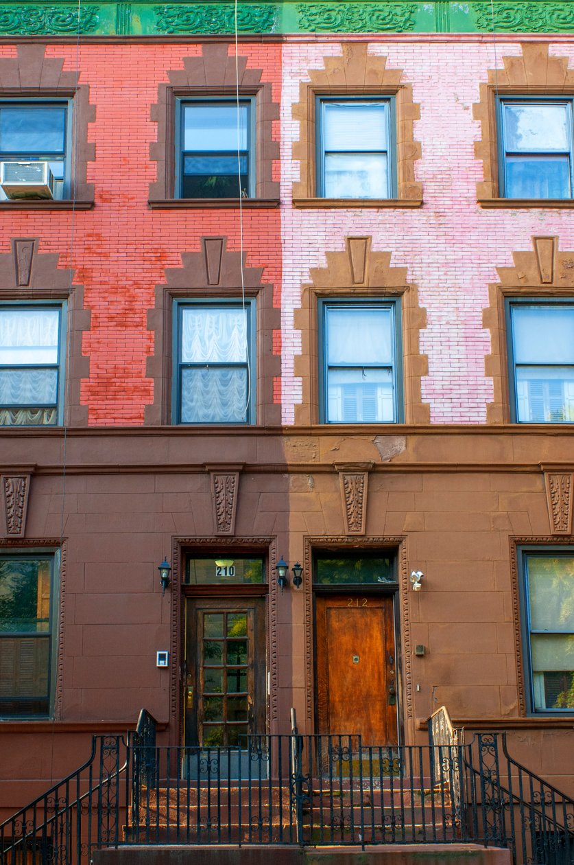 Harlem caddesindeki dükkanlar ve binalar, New York, 2021 (fotoğraf) by Alec Hunter