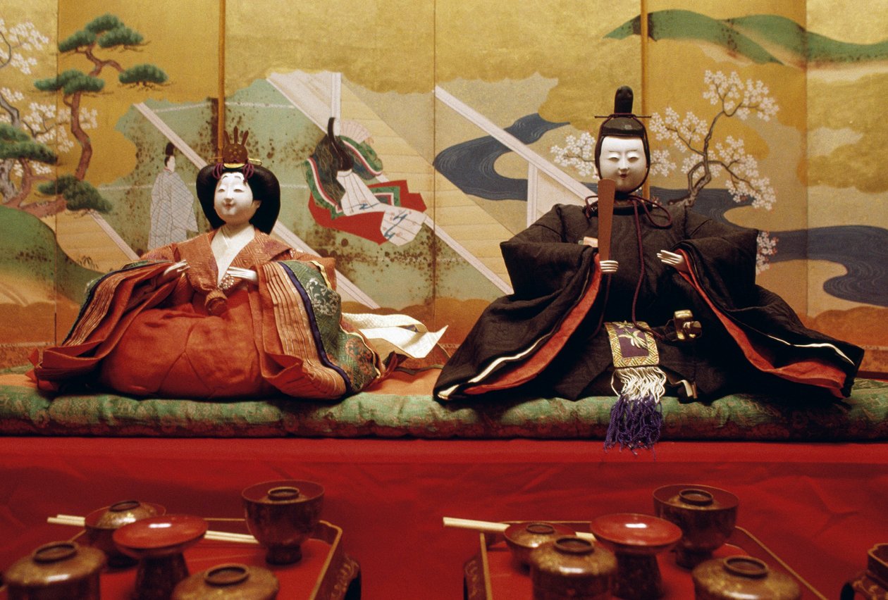 Hina bebekleri, washi, geleneksel Japon kağıdından yapılmış, rafine, zarif giysiler giyen, Heian döneminin asil veya kraliyet ailesi, Kurashiki, Japon uygarlığı by Benjamin Baud