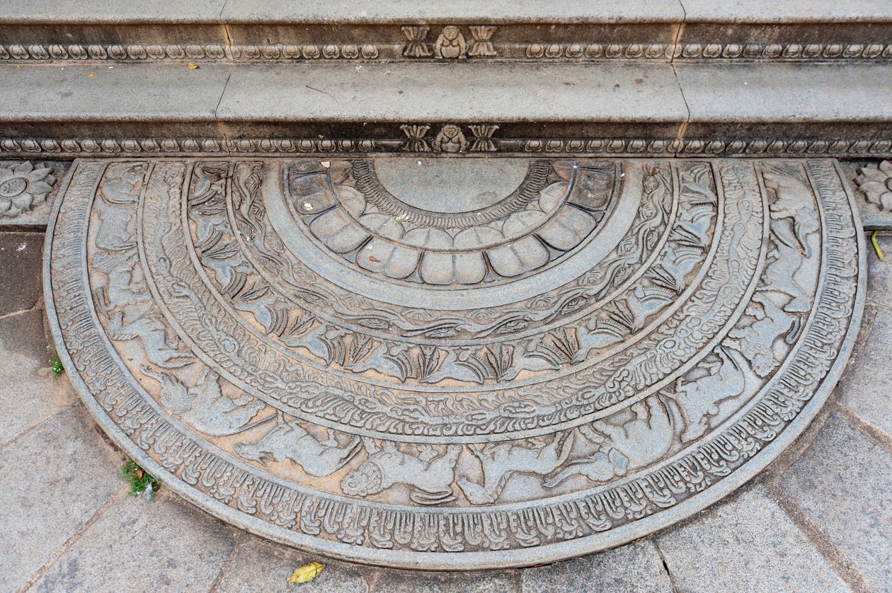 Tarihi taş kabartma; bir kat merdivenin dibinde hayvanlarla süslenmiş süs taşı; Jaya Sri Maha Bodhi