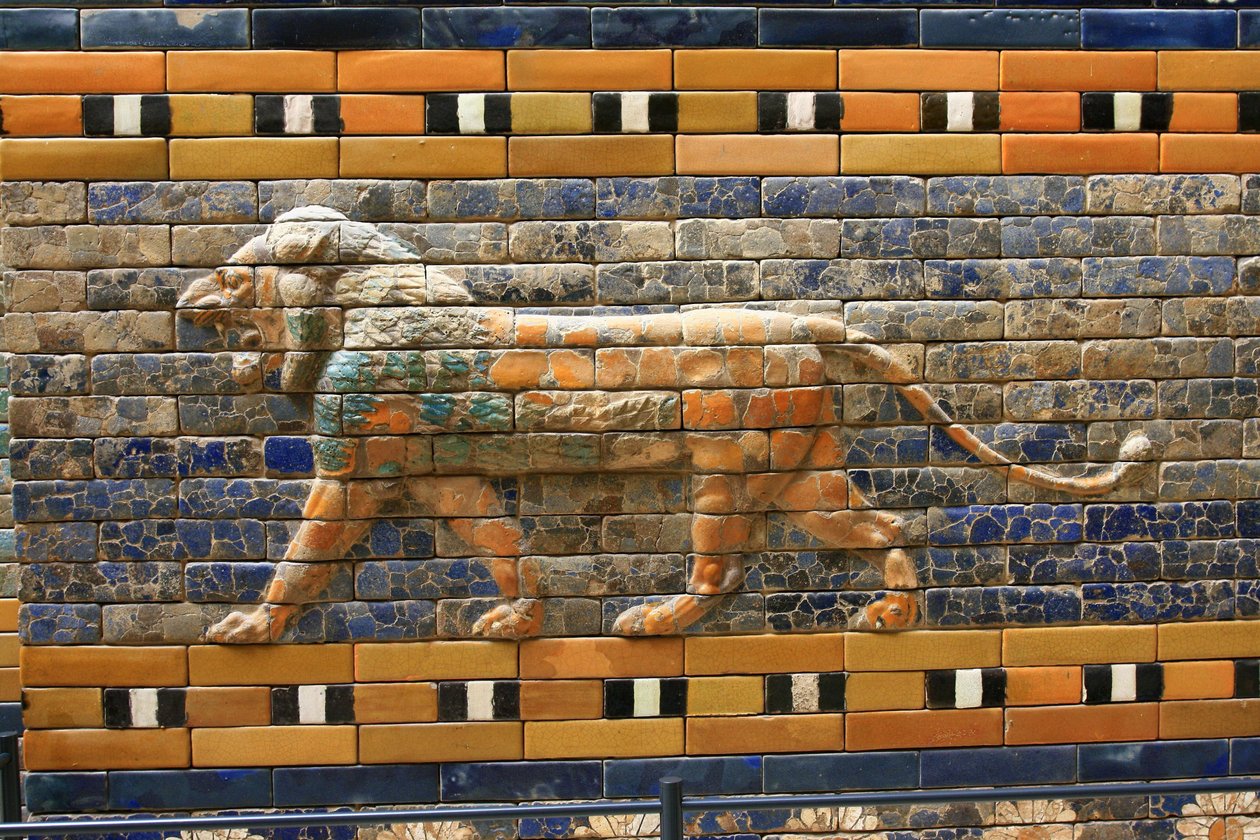 Aslen Kral Nebuchadnezzar II tarafından Babil'de (Irak) inşa edilen Bel Tapınağı'na ait İştar Kapısı - İştar Kapısı, detay, Bergama Müzesi, Müze Adası, Berlin, Almanya, Avrupa by Unbekannter Künstler