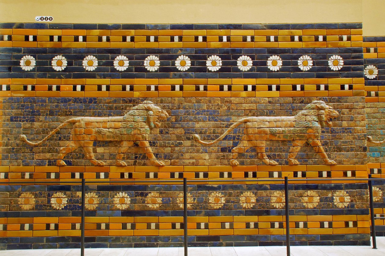Aslen Kral Nebuchadnezzar II tarafından Babil'de (Irak) inşa edilen Bel Tapınağı'na ait İştar Kapısı - İştar Kapısı Alay Yolu Bergama müzesi, Müze adası, Berlin Almanya by Unbekannter Künstler