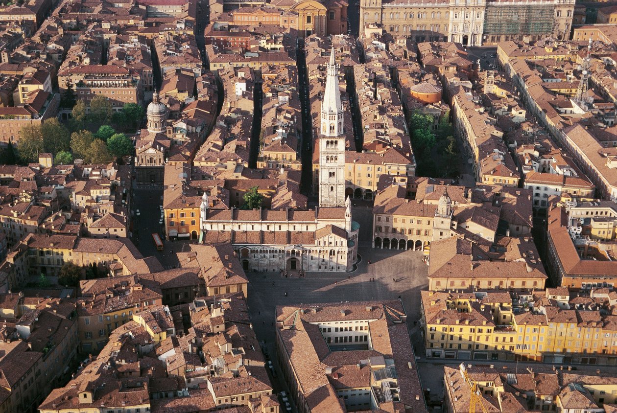 İtalya, Emilia Romagna, Modena, katedralli şehrin havadan görünümü by Benjamin Baud