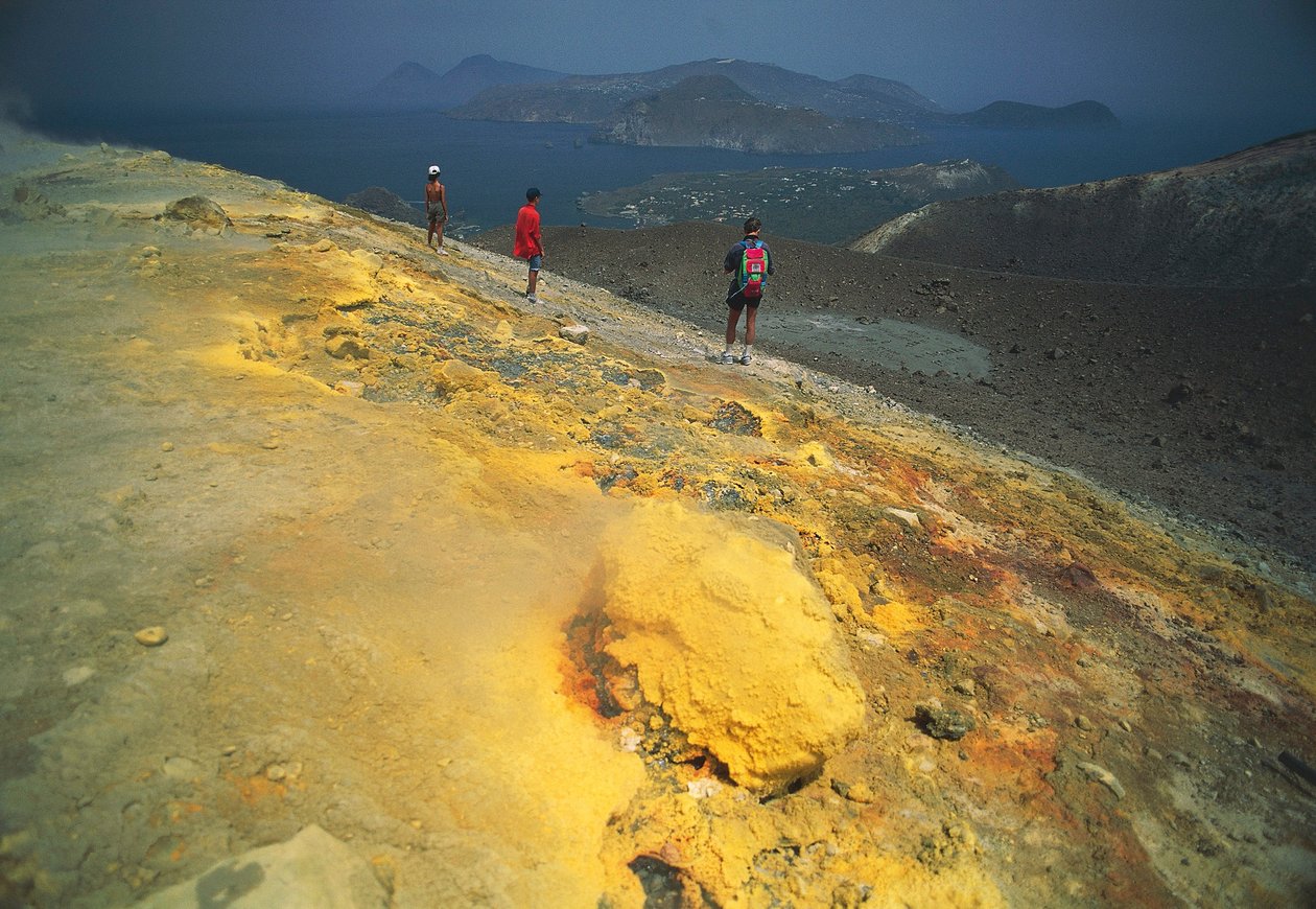İtalya, Sicilya, Aeolian Adaları, Messina, Vulcano Adası, Sülfürlü fumaroles ve Lipari Adası arka planda by Benjamin Baud