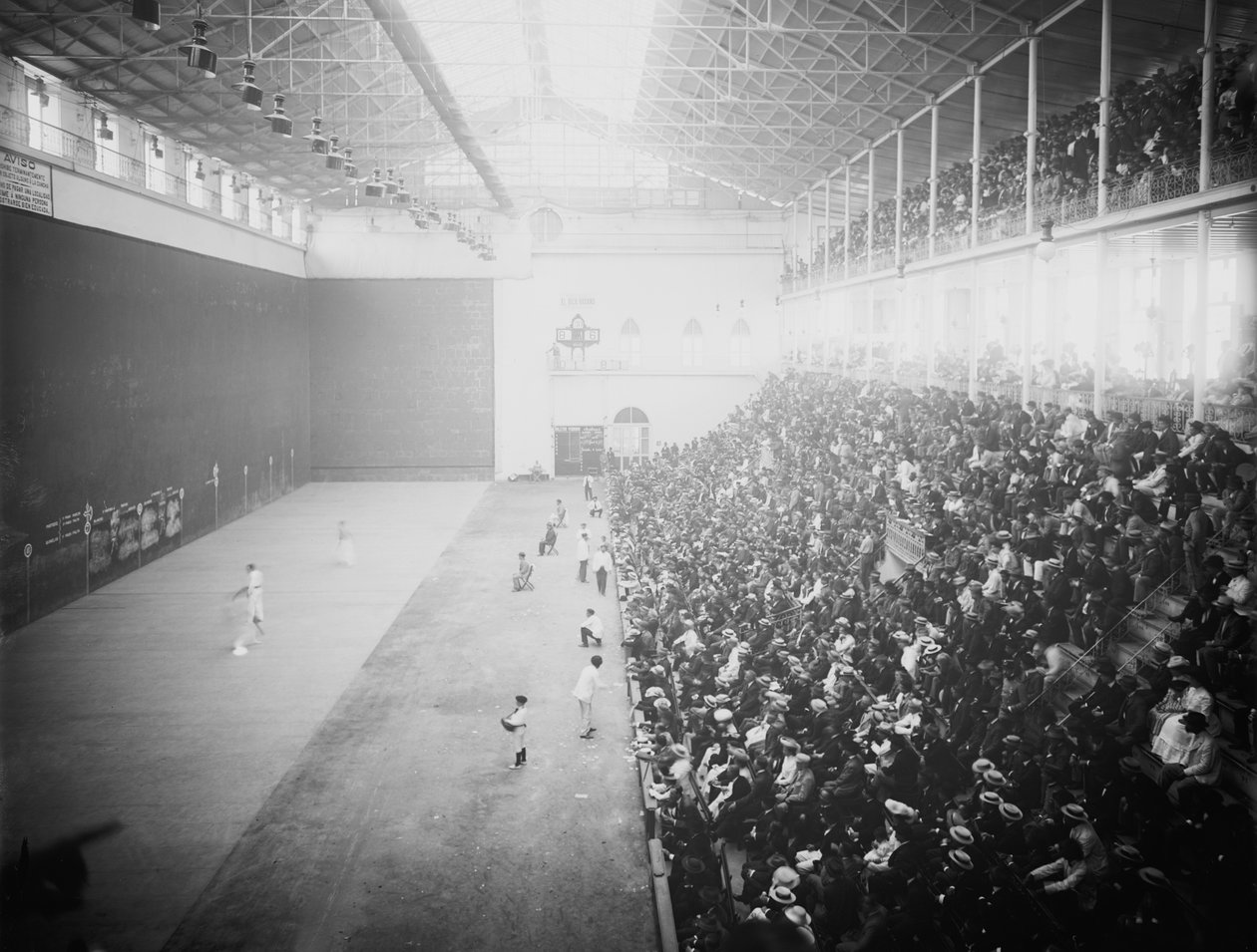 Jai alai - içeren bir spordur - top sektirilir - elle tutulan cihaz (cesta) ile yüksek hızlara çıkarılarak duvarlarla çevrili alan (s/b fotoğraf) by Unbekannt