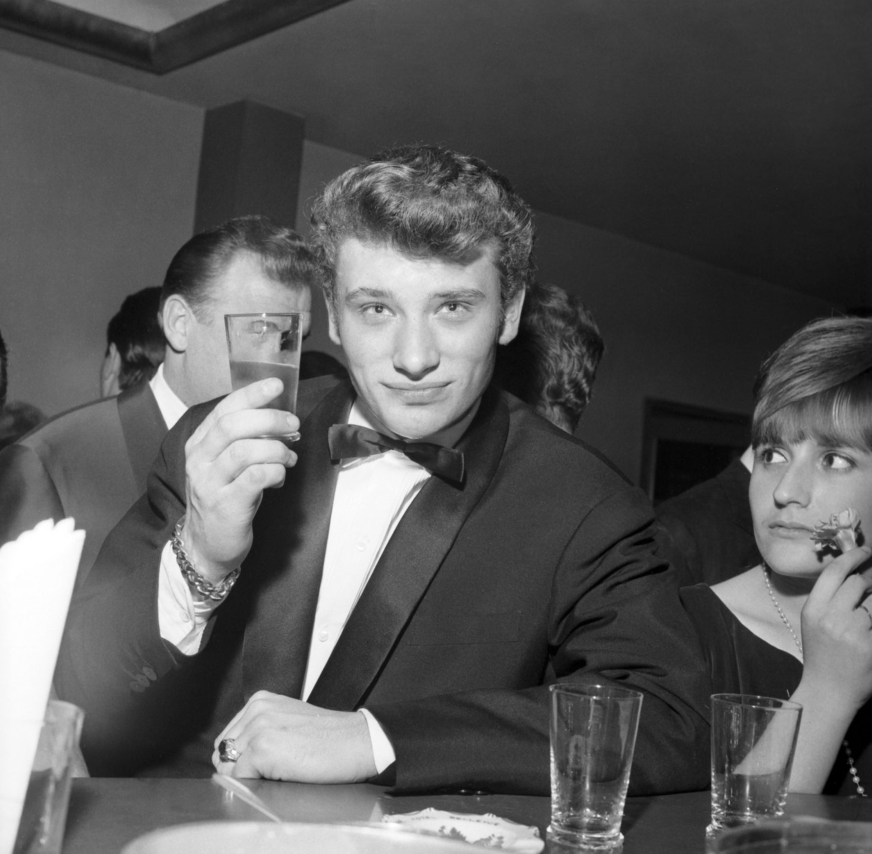 Johnny Hallyday barda kokteyl içiyor, Cortina d