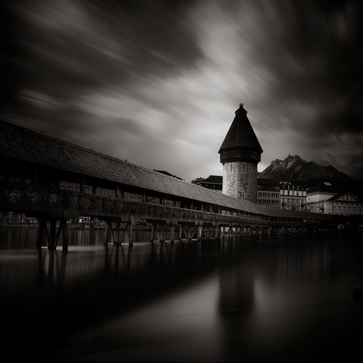 Kapellbrücke, Luzern, İsviçre, 2013 (s/b fotoğraf) by Leopold Blonder