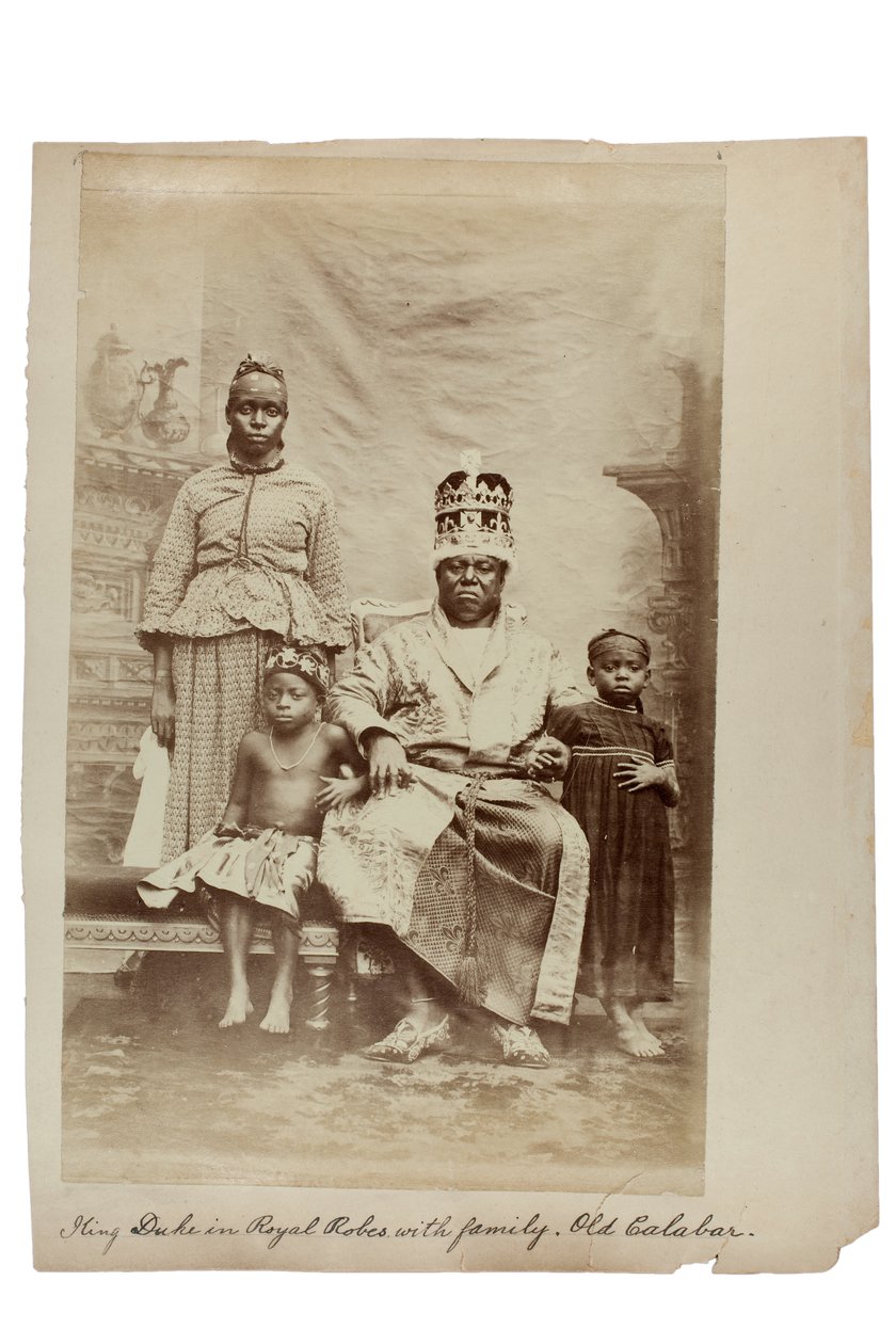 Ailesiyle birlikte kraliyet cübbesi giymiş King Duke, Old Calabar, Nijerya, 1890 dolayları (albüm baskısı) by Unbekannt