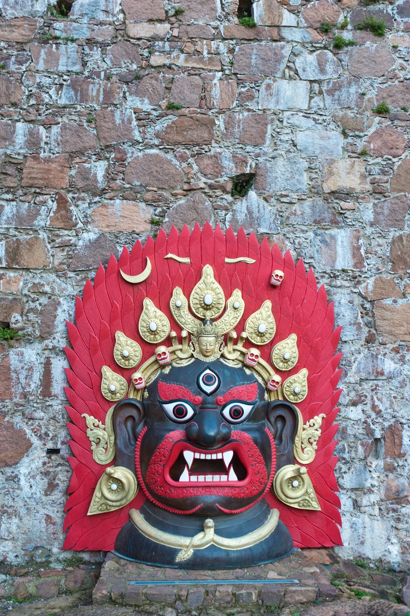Bronzdan büyük, parlak bir şekilde boyanmış Tibet maskesi; İblis; Reinhold Messner