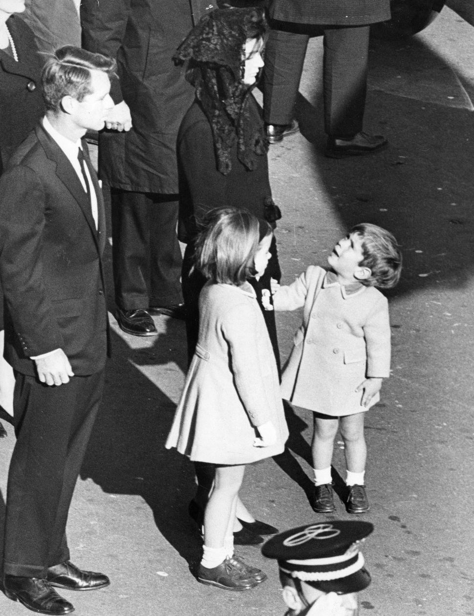 Küçük John Kennedy, "Daha ne kadar beklememiz gerekiyor?" dercesine annesine bakıyor. by Unbekannt