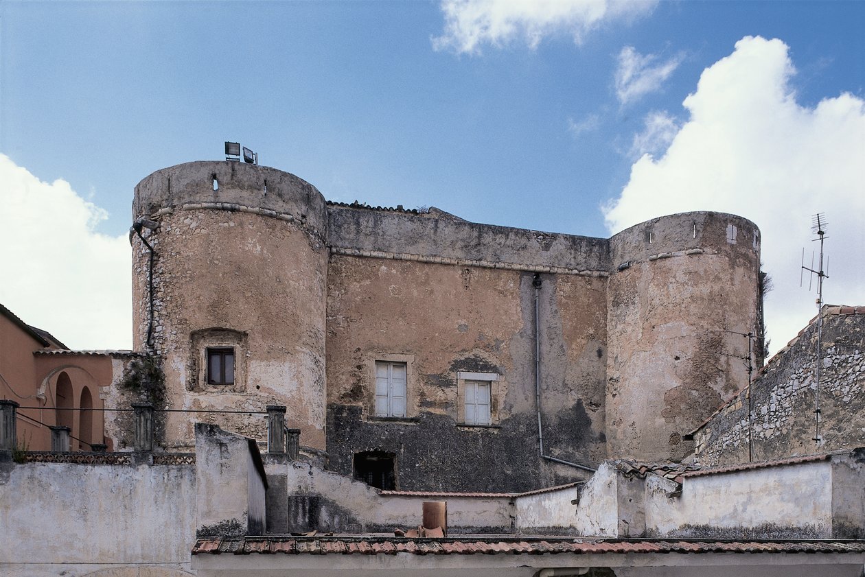 Bir kalenin düşük açılı görünümü, San Nicandro Garganico, Gargano Ulusal Parkı, Puglia, İtalya by Benjamin Baud