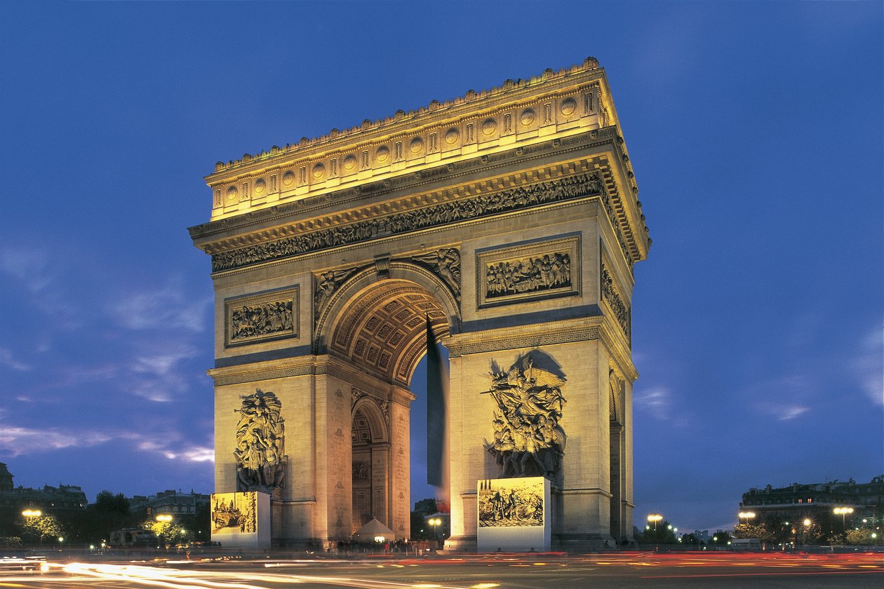 Bir kemerin düşük açılı görünümü, Arc De Triomphe, Paris, Fransa by Benjamin Baud