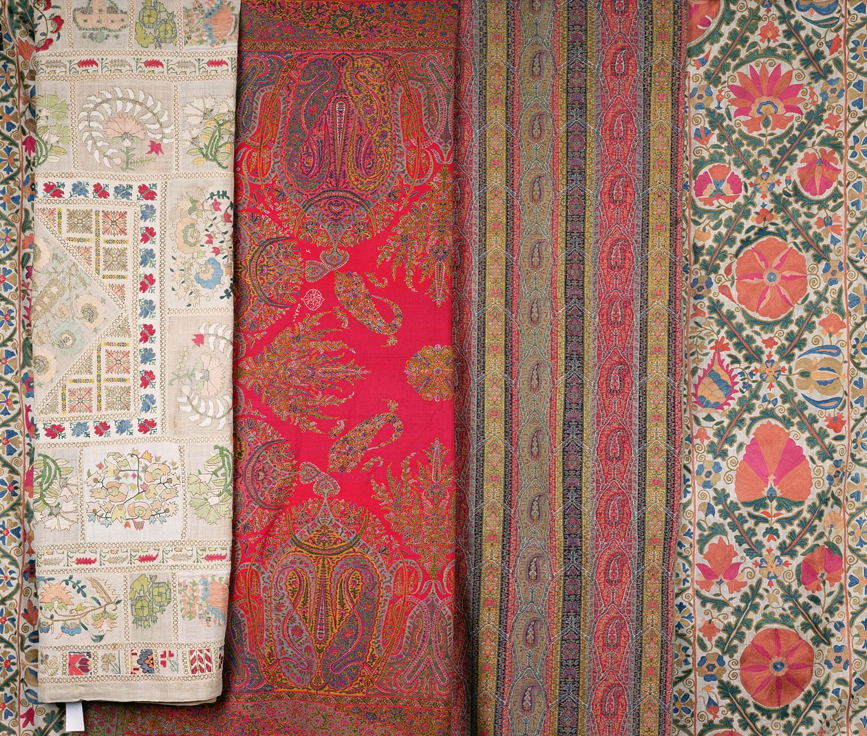 LtoR: Mihrab Susani, Özbekistan, 19. yüzyıl sonu (ipek); Momtaz tarafından yapılan şal, Keşmir by Unbekannt