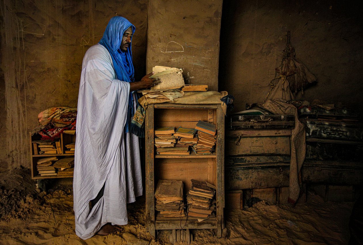 Adam kumlu evinde paha biçilmez bir el yazmasını karıştırıyor, 2009 (fotoğraf) by Unbekannter Künstler