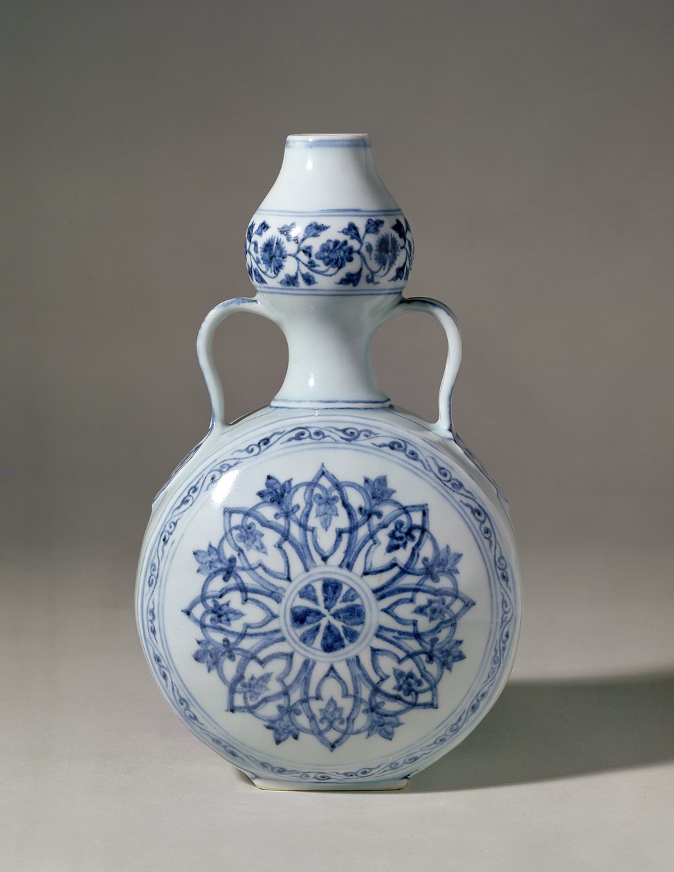 Ming mavisi ve beyaz hacı şişesi, Hsuan Te işareti (1426-35) by Unbekannt