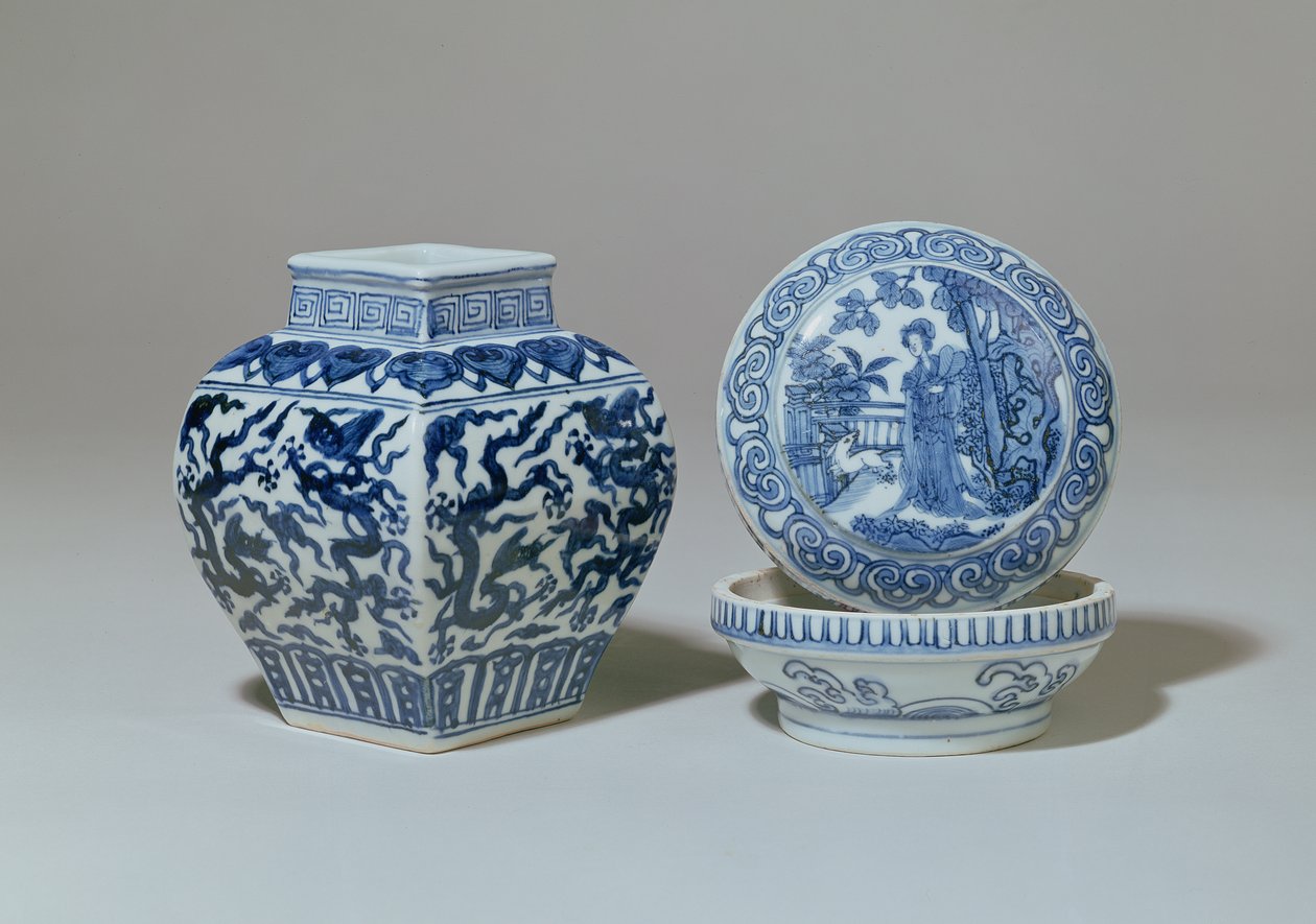 Ming mavisi ve beyaz kare korkuluk kavanozu ve dairesel kutu, Chia Ching dönemi (1522-66) by Unbekannt