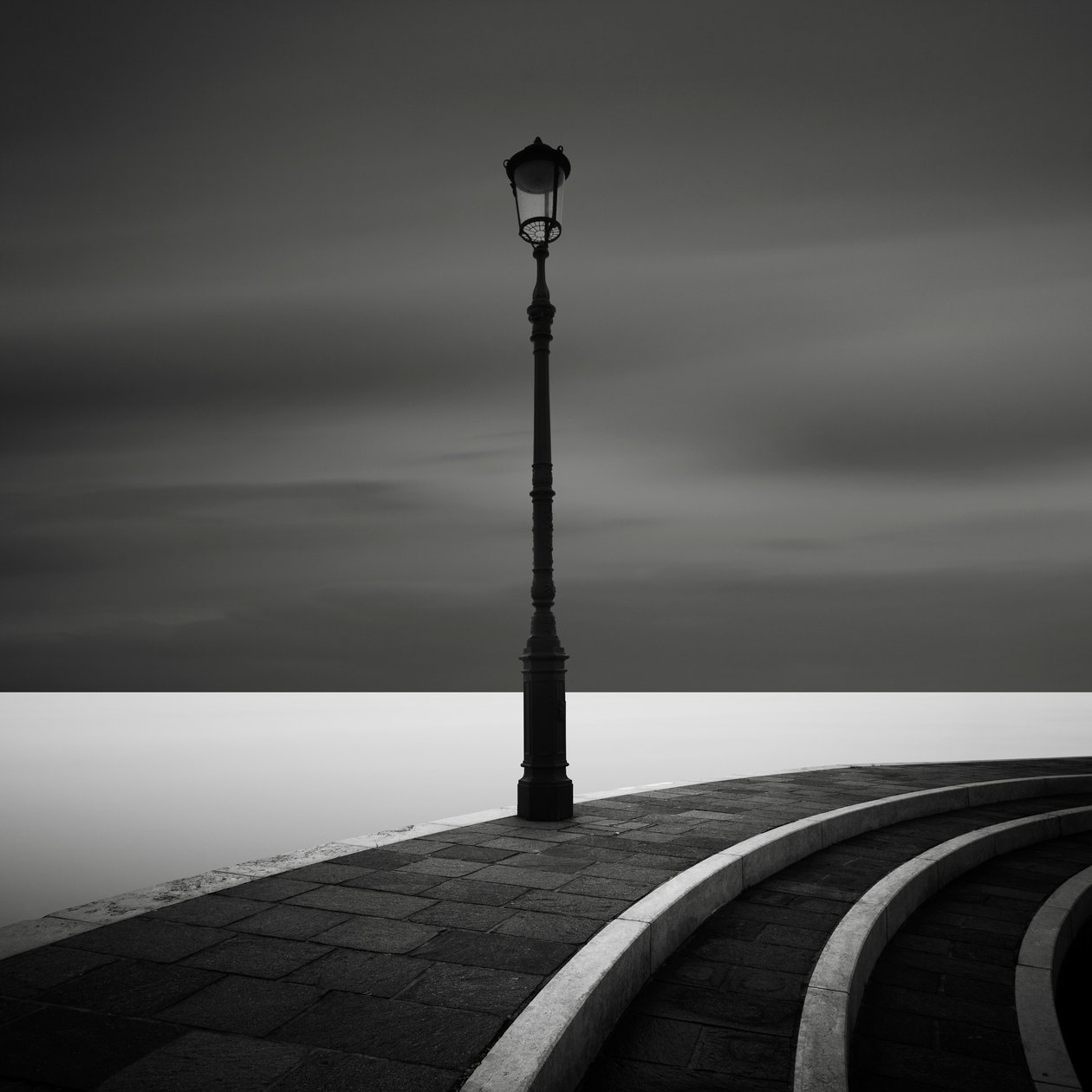 Ayışığı, Burano, İtalya, 2014 (s/b fotoğraf) by Leopold Blonder