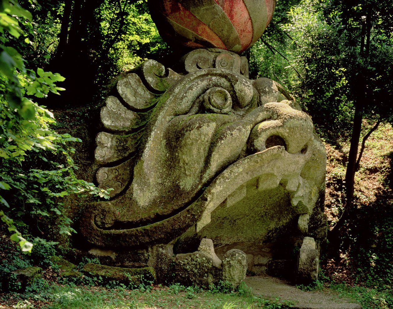 Orsini Dükü tarafından 1550-63 yılları arasında düzenlenen Parco dei Mostri (Canavar Parkı) bahçelerinden, Giacomo Barozzi da Vignola