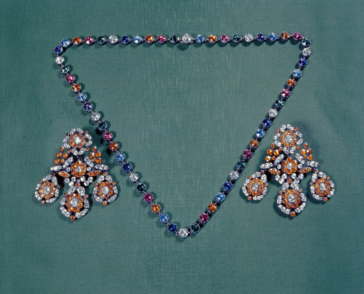 Çok renkli pastalardan oluşan kolye ve küpe seti, c.1760 by Unbekannt
