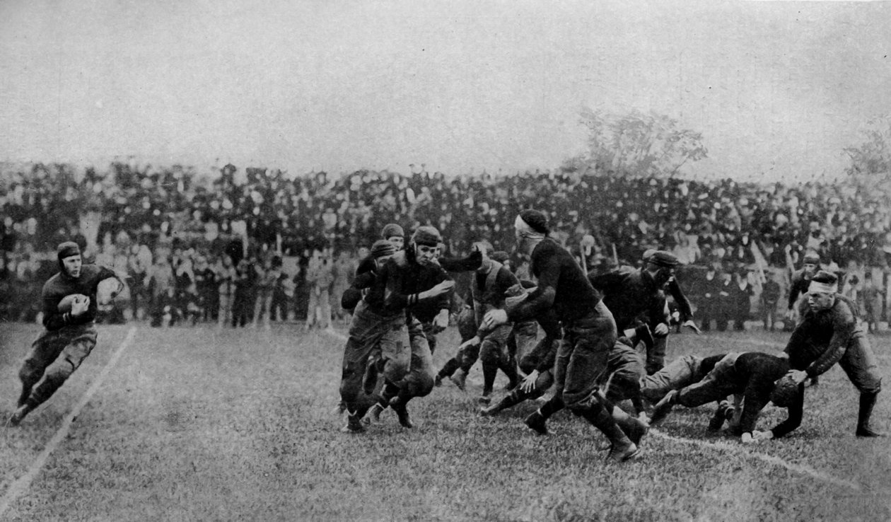 Kuzey Amerika. Bir Amerikan futbolu maçında orta saha oyunu. 1920 by Unbekannt
