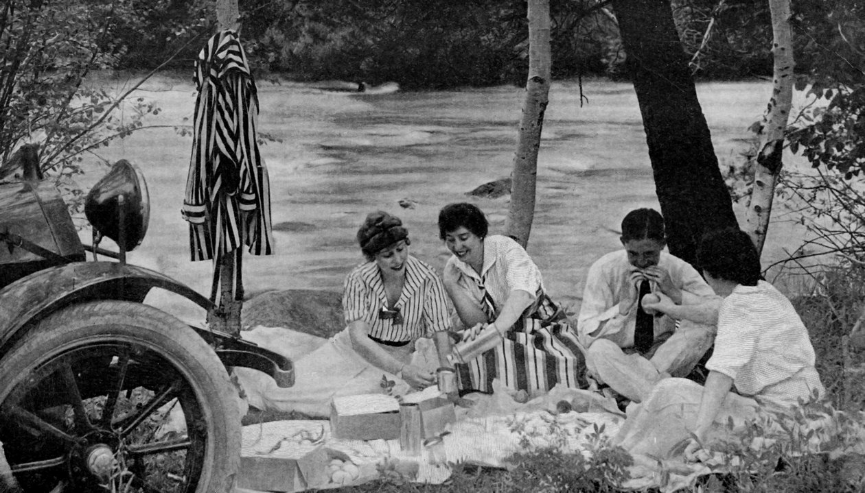 Kuzey Amerika. Ozark dağlarına yapılan bir motor gezisi sırasında piknik partisi öğle yemeği sepetine saldırdı. 1920 by Unbekannt