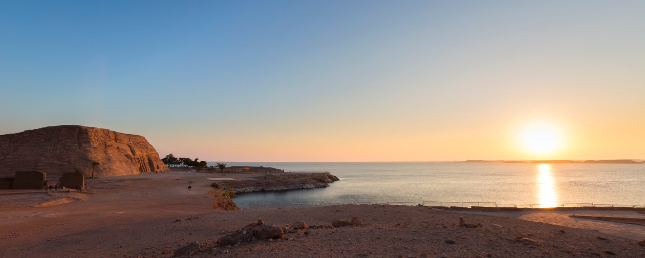 Küçük Nefertari tapınağının panoramik görünümü, Abu Simbel, Mısır by Unbekannter Künstler
