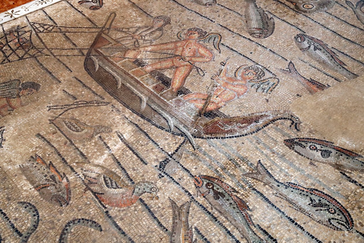Aquileia Ataerkil Bazilikası. Hıristiyan sembolizmi ile mozaik zemin, 4. yüzyıl. İtalya. by Alec Hunter