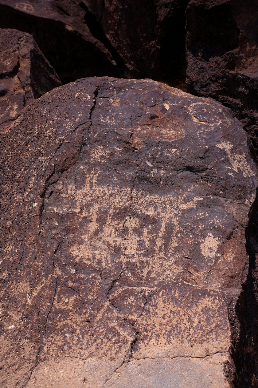 Hayvanları ve karakterleri betimleyen petroglifler - Petroglyph Ulusal Anıtı - Albuquerque, New Mexico, ABD (ABD) by William M. Timlin
