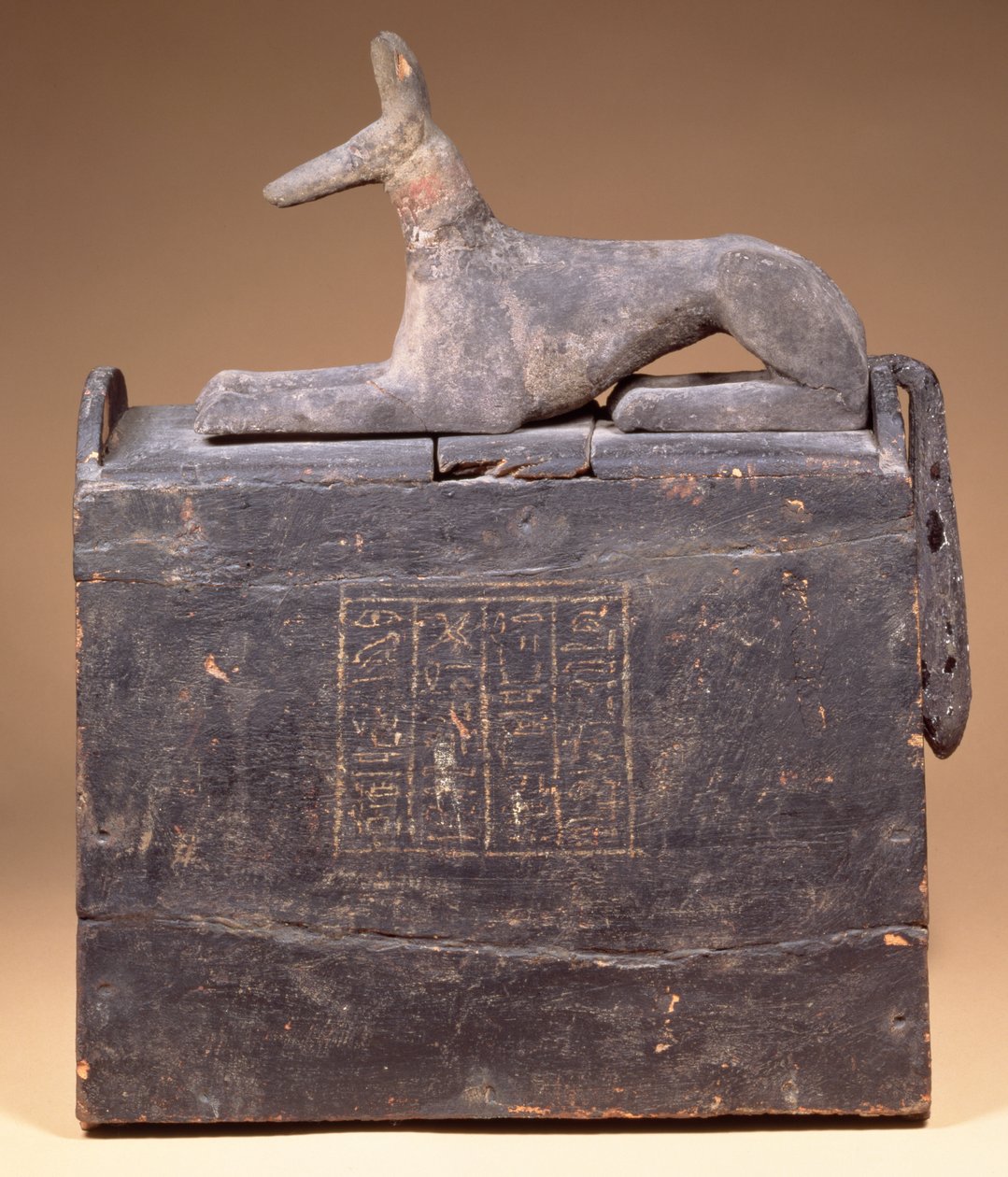 Kapakta bir yazıt ve Anubis