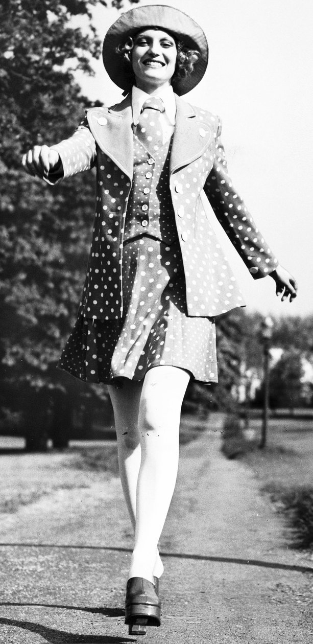 Puantiyeli mini elbise, Mayıs 1972 by Unbekannt