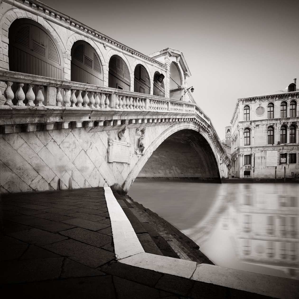 Ponte di Rialto - Çalışma 3 Venedik, İtalya, 2013 (s/b fotoğraf) by Leopold Blonder
