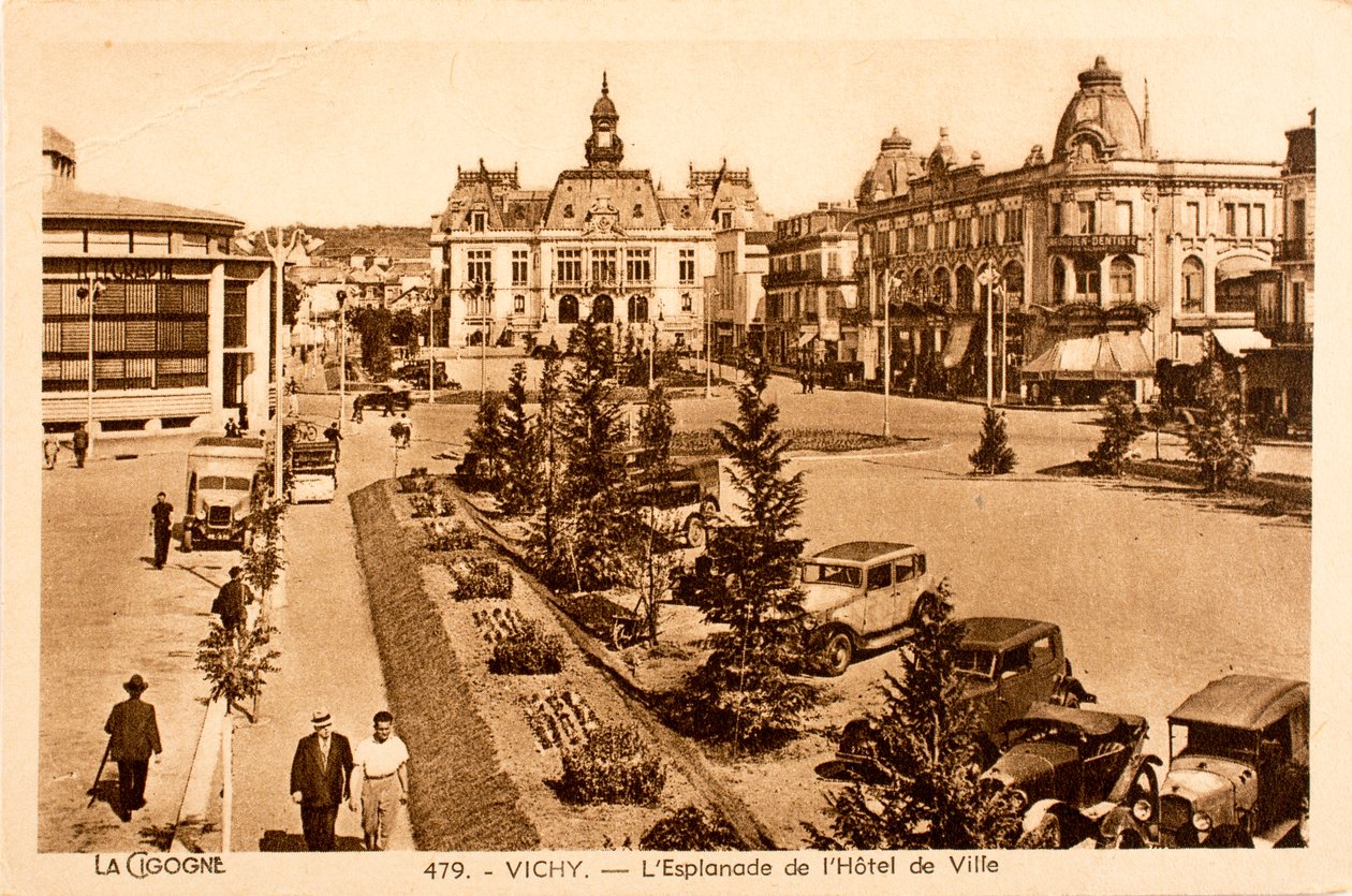 Kartpostal/Belediye Sarayı Esplanade/Vichy/Allier/Auvergne/Fransa by William M. Timlin