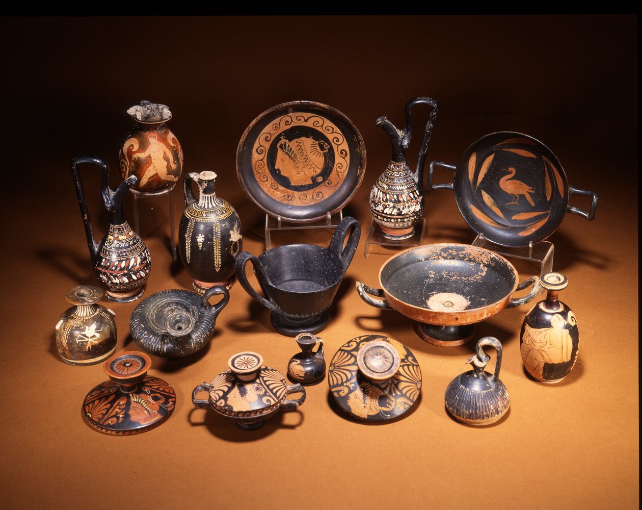 Etrüsk Bucchero malı kantharos ve Gnathia ware guttus
