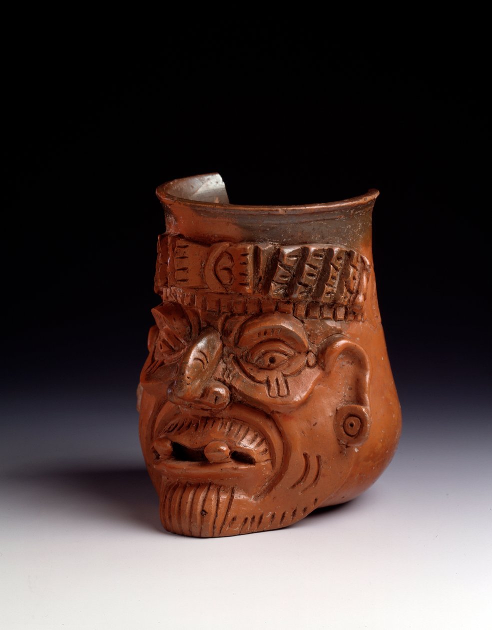 Kolomb öncesi sanat, Maya uygarlığı, klasik sonrası dönem: yaşlı bir adamın başını bir taç ve küpelerle betimleyen antropomorfik kil vazo. Güneş. y. 15,5 x genişlik 10 cm Guatemala, Museo Nazionale di Archeologia e Etnologia - Kolomb öncesi sanat , Maya Ci by Unbekannt