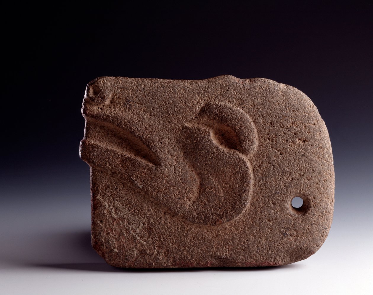 Kolomb öncesi sanat, Maya uygarlığı, klasik dönem: bir geyiğin başını temsil eden oymalı taştan zoomorfik balta. karartmak 26.5 x genişlik 19.5 cm Guatemala, Museo Nazionale di Archeologia e Etnologia - Kolomb öncesi sanat, Maya Uygarlığı, Klasik dönem by Unbekannt