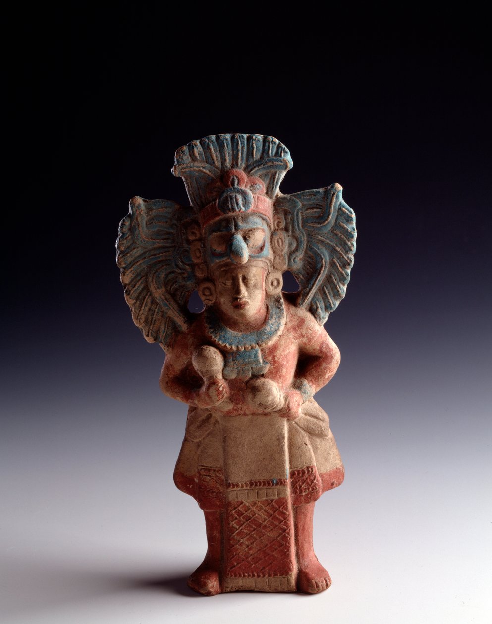 Kolomb öncesi sanat, Maya uygarlığı, geç klasik dönem: ayakta duran bir figürü temsil eden antropomorfik kil heykelciği, müzik aleti işlevine sahiptir. Nebaj, Kiş, Guatemala