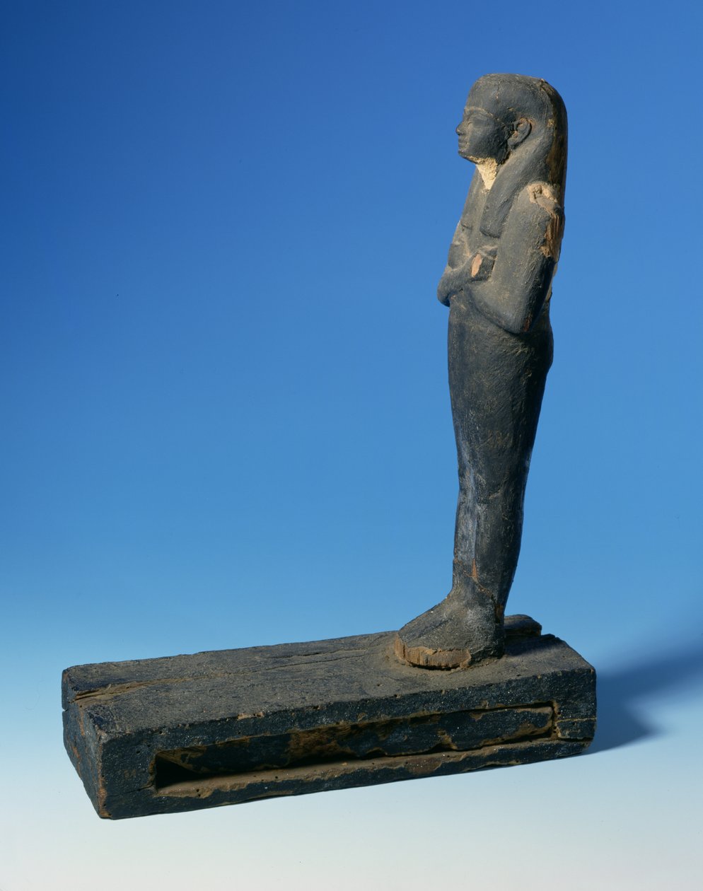 Ptah-Sokar-Osiris figürü, üç parçalı peruklu ve dikdörtgen bir kaide üzerinde çapraz kolları olan ve bir bölmeli papirüs (bkz. 83304), Mısır, 21.-22. by Unbekannt