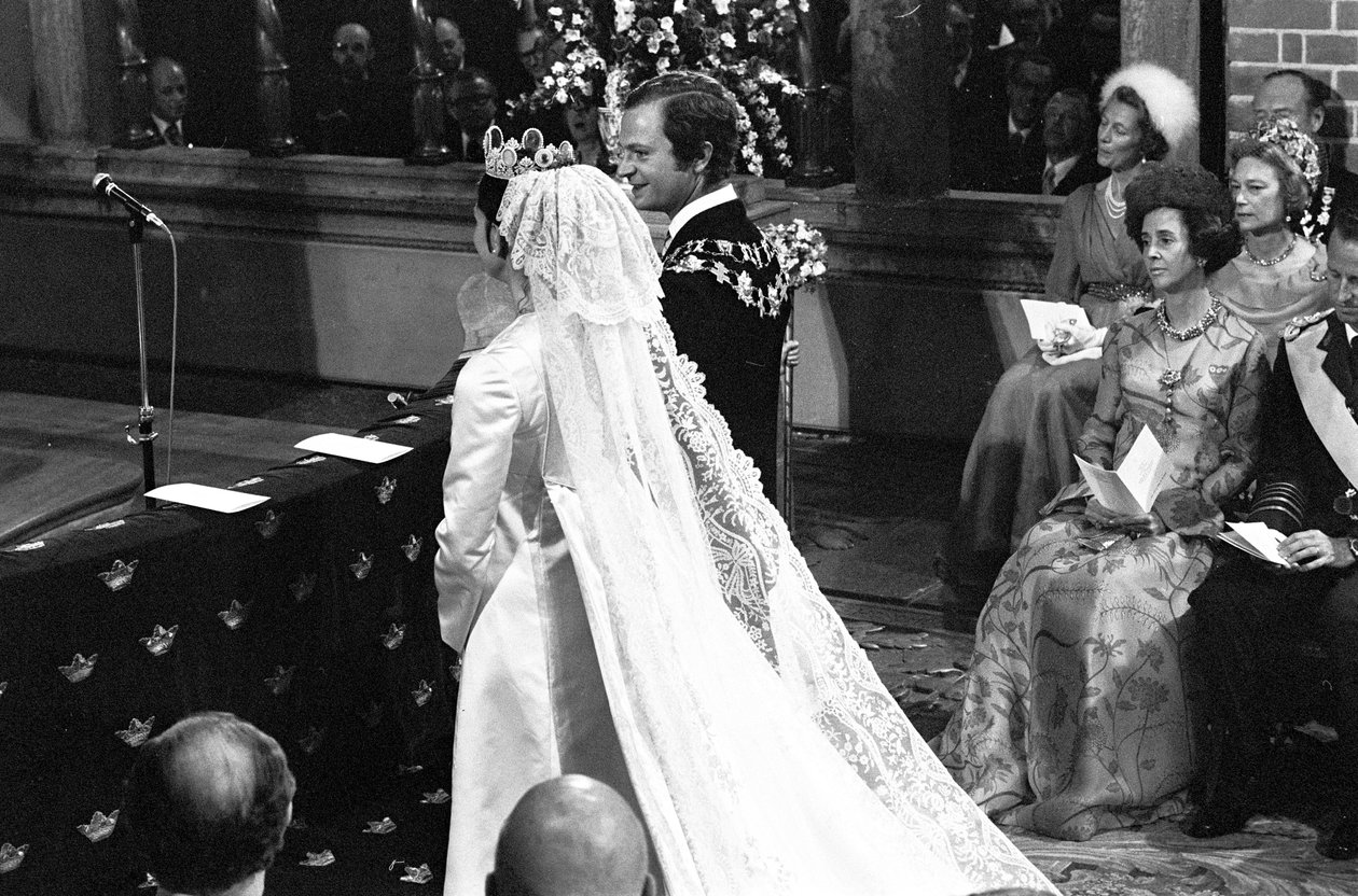 Kraliçe Silvia ve Kral Carl XVI Gustaf, Stokholm'deki Storkyrkan'daki düğün töreni sırasında by Unbekannter Künstler