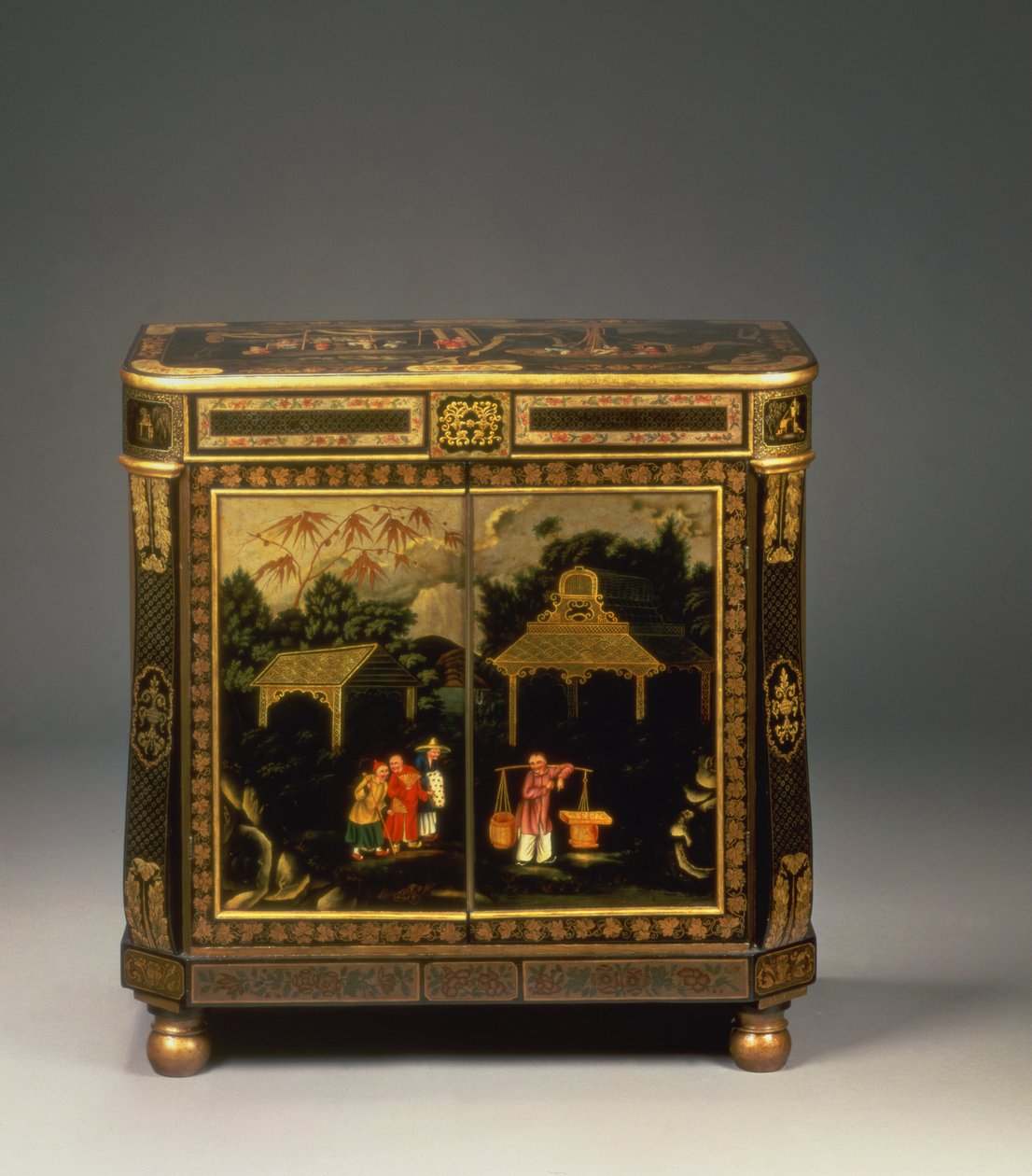 Regency tole peinte siyah japon yan dolap, bir manzarada tüccar figürleriyle boyanmış ön kapıları gösteren, nadir, c.1815 (japon teneke) (ayrıca bkz. 66992) by Unbekannt