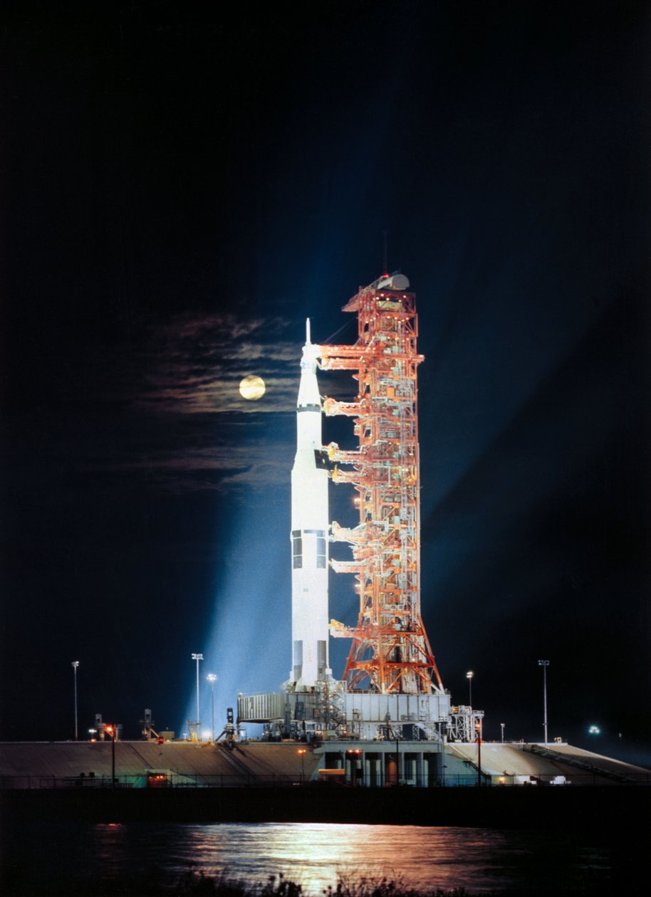 Projektörler, fırlatma öncesi hazırlıkları sırasında Apollo 17 (Uzay Aracı 114/Ay Modülü 12/Satürn 512) uzay aracını gösteren Pad A, Fırlatma Kompleksi 39, Kennedy Uzay Merkezi, Florida