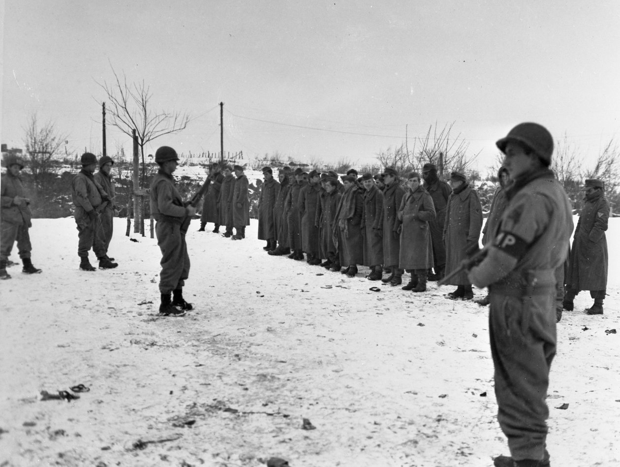 İkinci Dünya Savaşı (1939-1945) - İkinci Dünya Savaşı (II. Dünya Savaşı veya 2. Dünya Savaşı): Bastogne (Belçika) yakınlarında 28 Aralık 1944: 6. DB ABD tarafından ele geçirilen Alman askerleri by Unbekannt