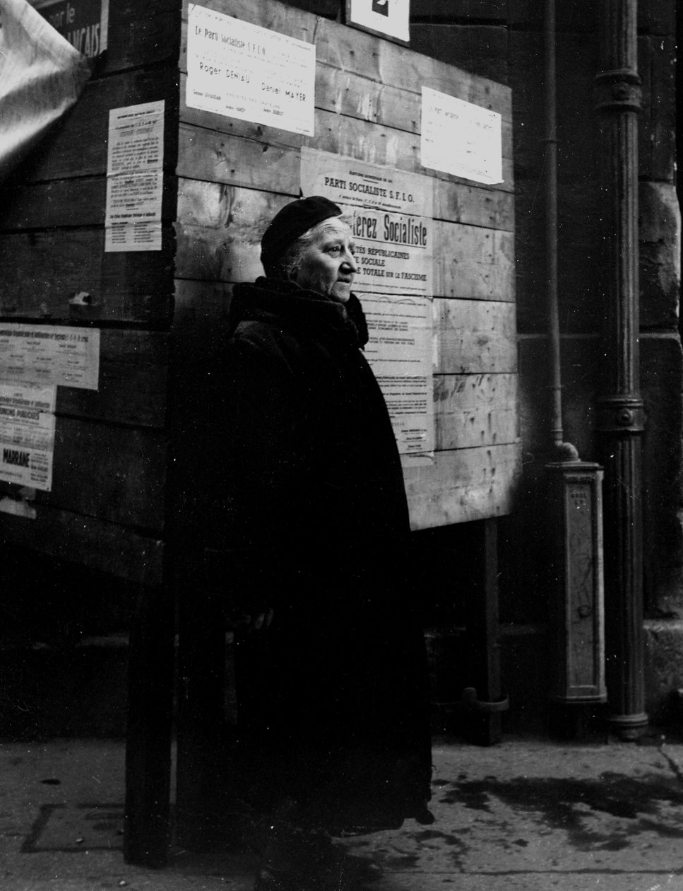 İkinci Dünya Savaşı (1939-1945) - İkinci Dünya Savaşı (İkinci Dünya Savaşı veya 2. Dünya Savaşı): Paris (Fransa) 29 Nisan 1945: Belediye seçimleri sırasında seçim kurullarının önünde yaşlanan Parisli bir kadın. CFLN