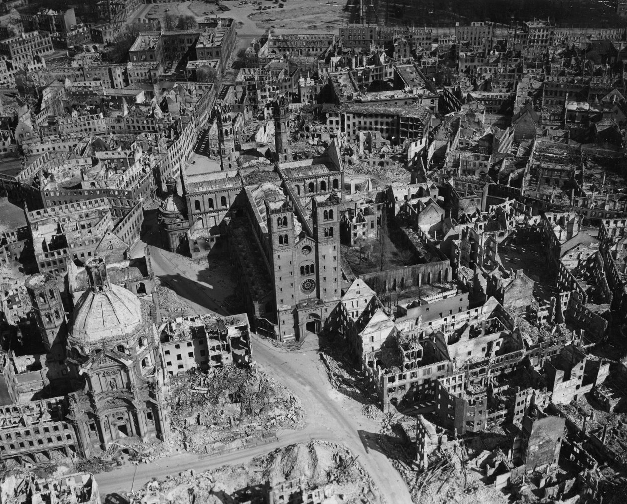 İkinci Dünya Savaşı (1939-1945) - İkinci Dünya Savaşı (İkinci Dünya Savaşı veya 2. Dünya Savaşı): Würzburg (Almanya) 11 Nisan by Unbekannt