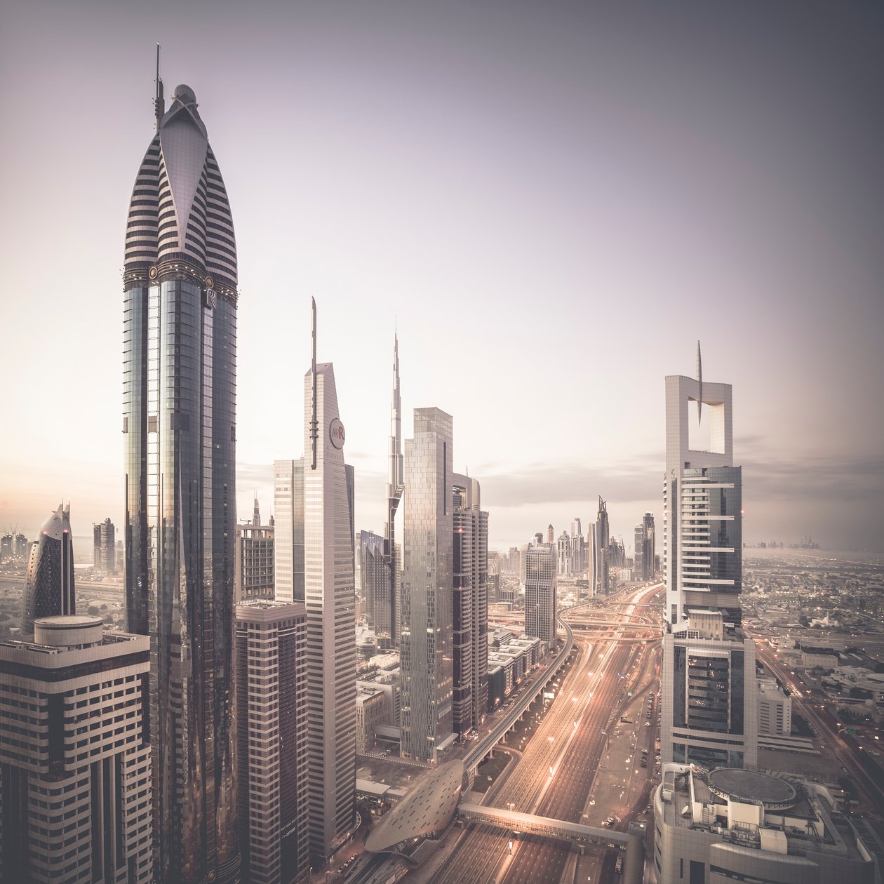 Şeyh Zayed Yolu, Dubai, Birleşik Arap Emirlikleri, 2015 (fotoğraf) by Leopold Blonder